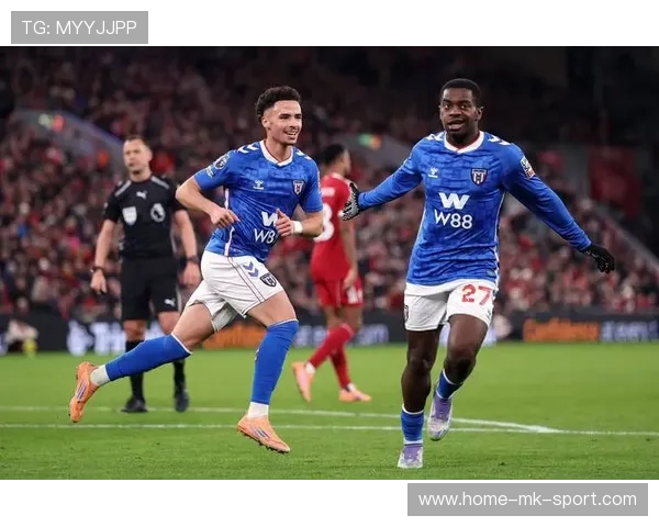 利物浦排名暂列第六，争夺形势胶着的背后，是球迷共同的热情与机遇